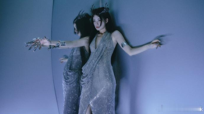 赵昭仪好长的一条人 网友喊的“一条人”真的太贴切了！赵昭仪时尚之夜的美照每一帧都