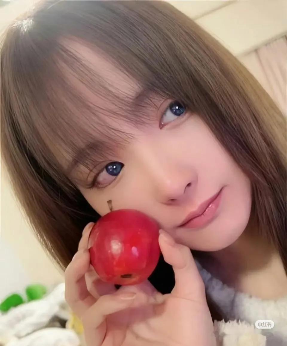 话说日本近几年就推出了许多颜值和气质都相当不错的新晋博主，而kanaMomono