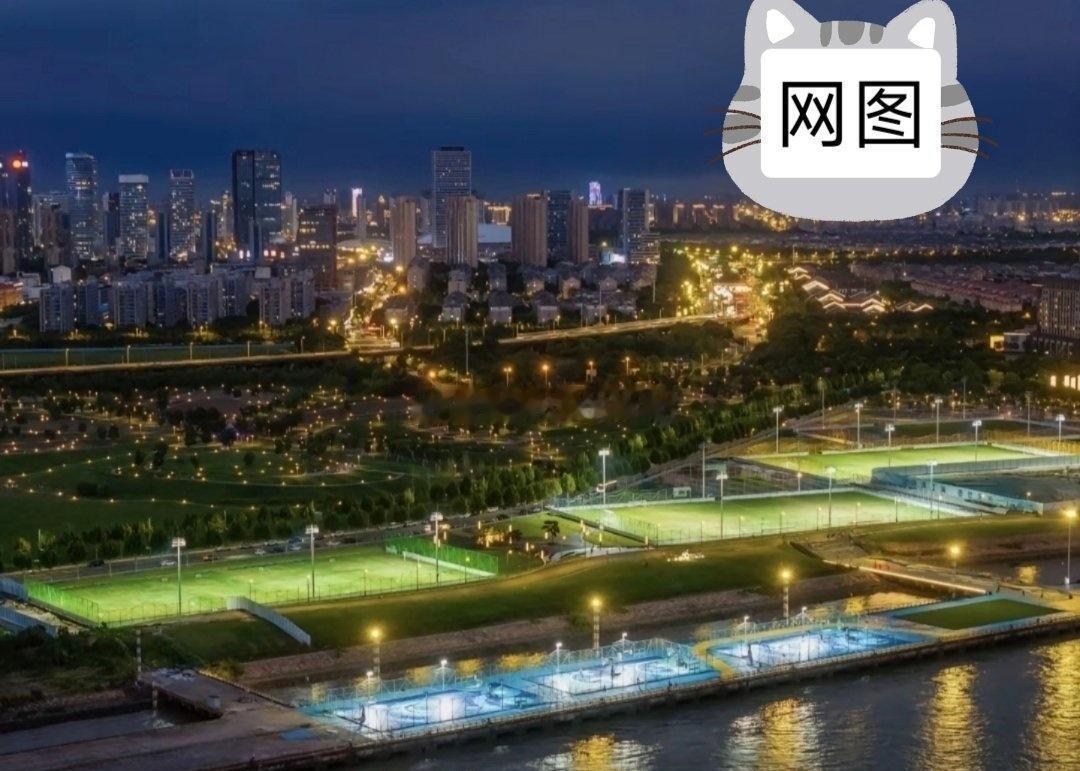 贸易，旅游，交流都先断一下。
要不然你说警告，他们国内还80%的支持她搞事，
有