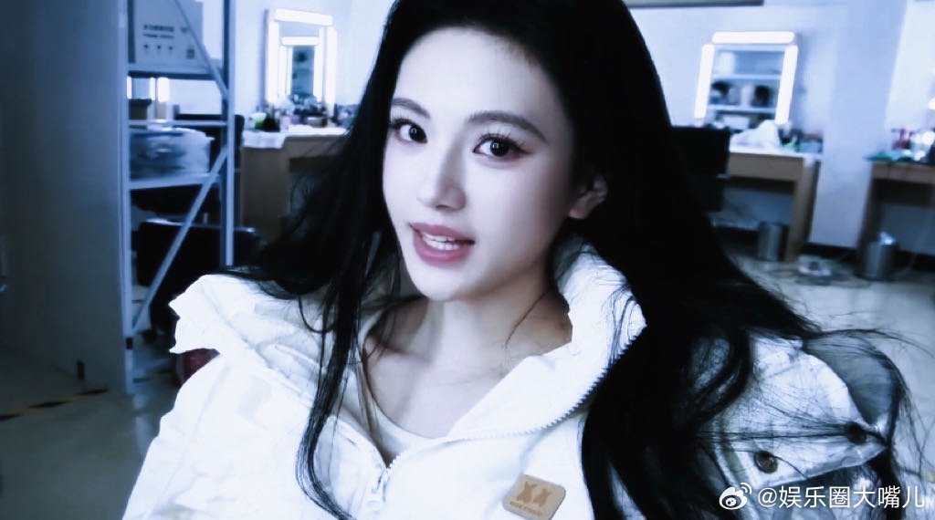 沈羽洁这几步走出豪门感觉了 她走路的节奏很特别，不快不慢刚刚好，那种从容里藏着力