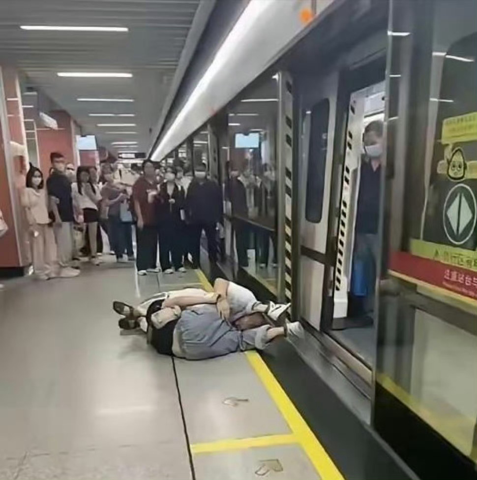 这是占座引发的打架吗？ ​​​