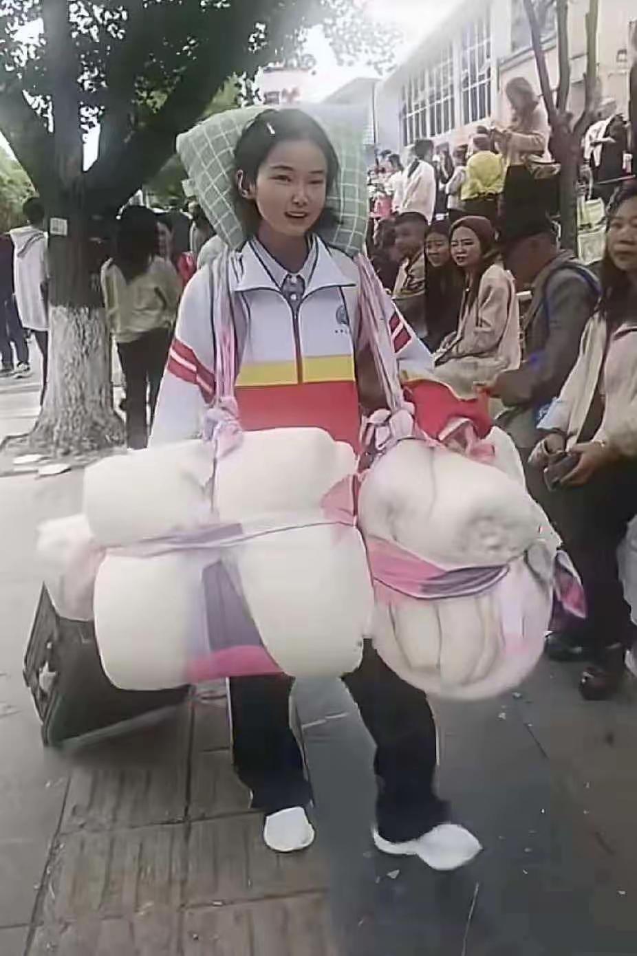 大家看新闻了没有？毕节的一个女生，在高考结束之后背着沉重的行李走出校园，旁边的同
