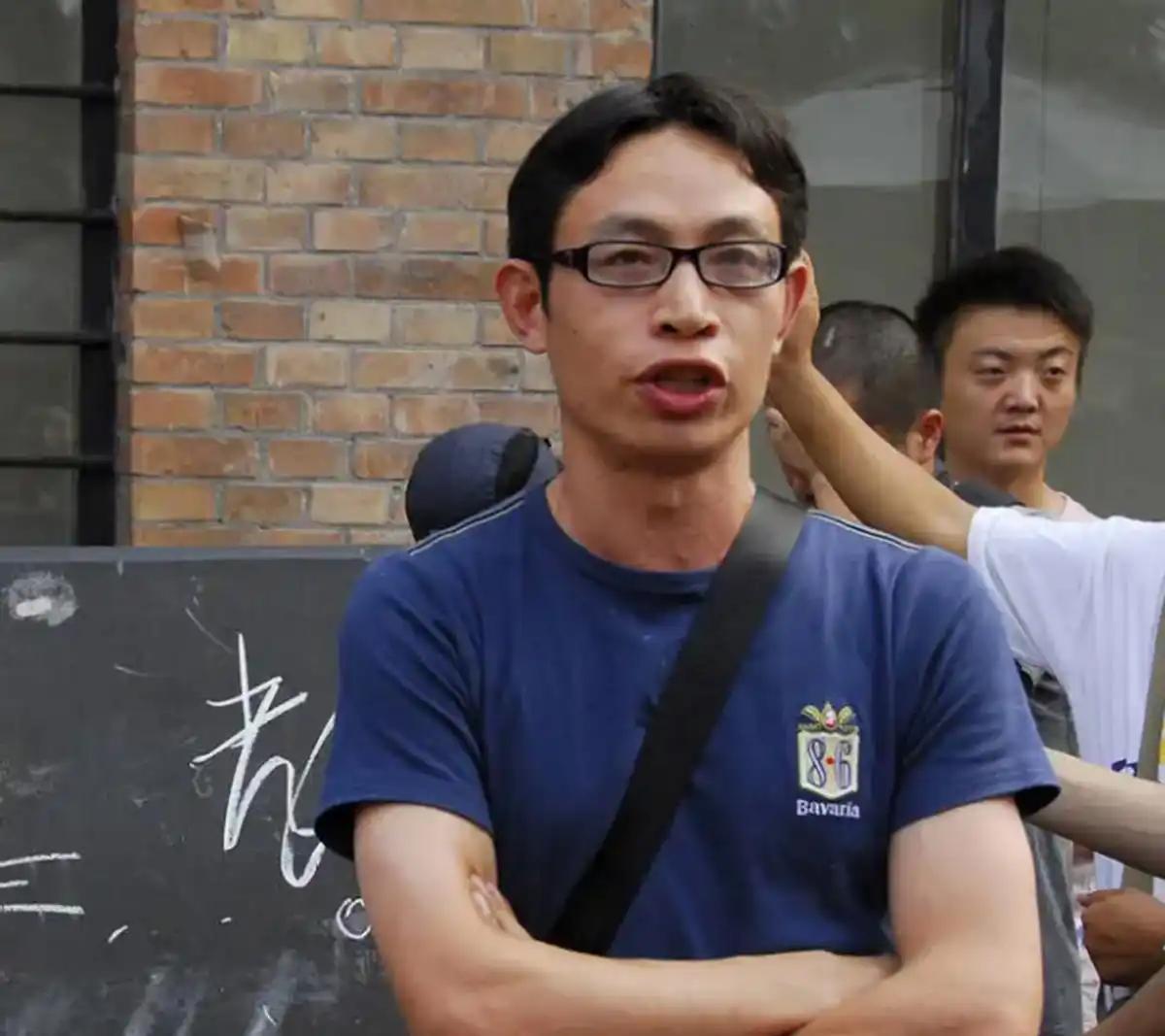 “范跑跑”下海经商赚到豪车豪宅，昔日争议人物再成话题焦点，网友感慨：输了名声却赢