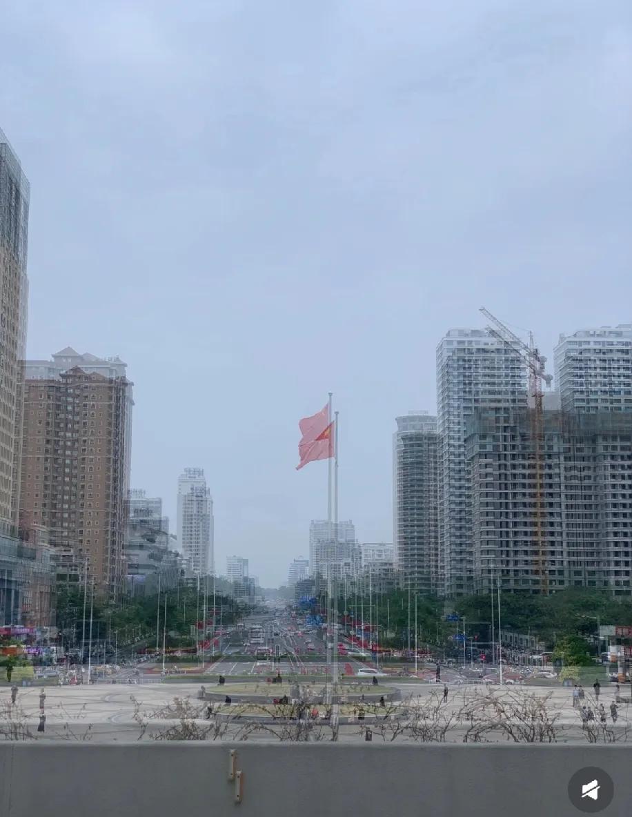 站在天桥上最后看了眼北海的街：广场上红旗飘着，两边高楼一半是新盖的，一半是晒褪色