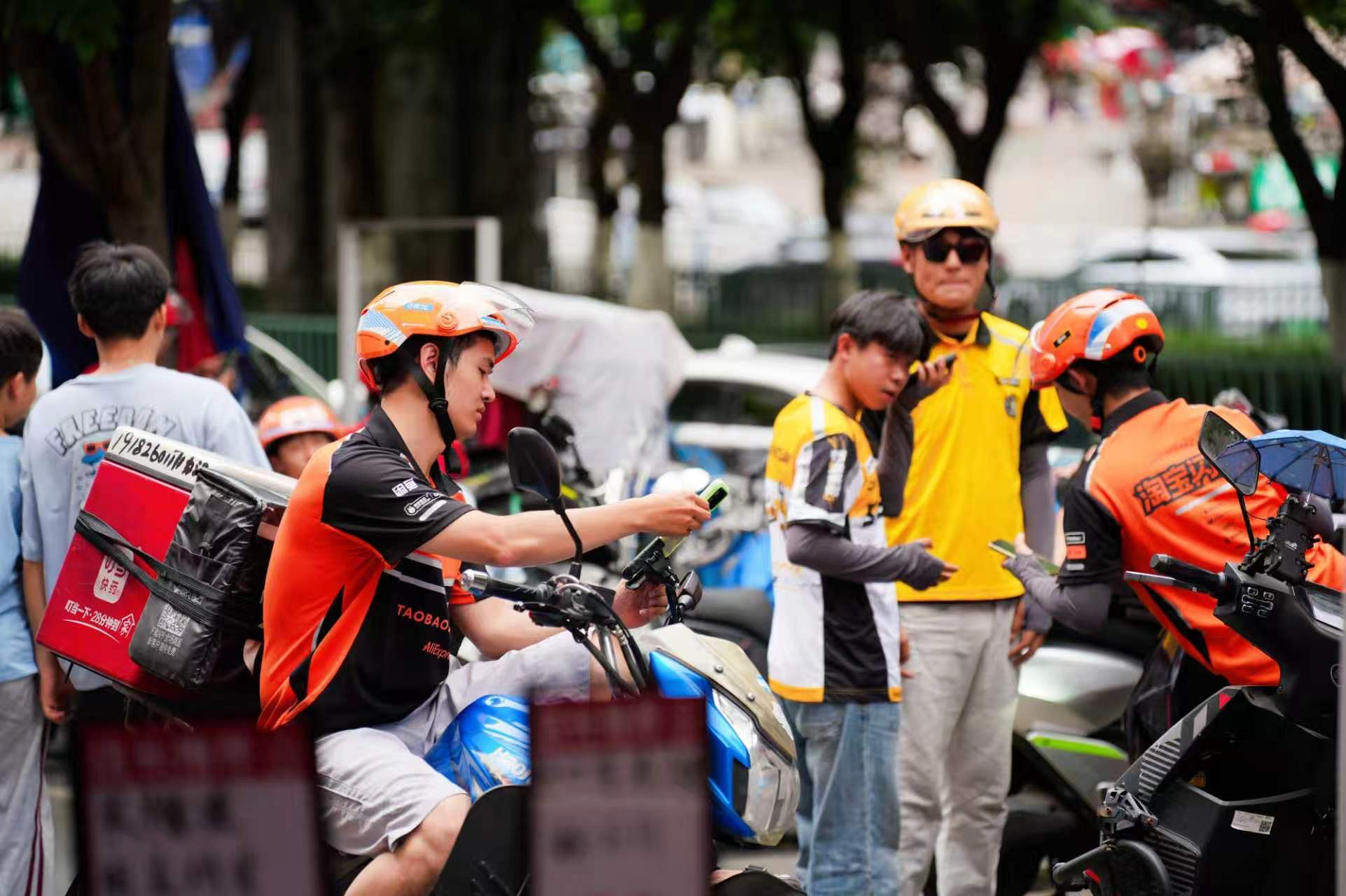各平台骑手集体吹东风高温酷暑户外奔波，骑手、建筑工人等一线劳动者十分辛苦。便民纳