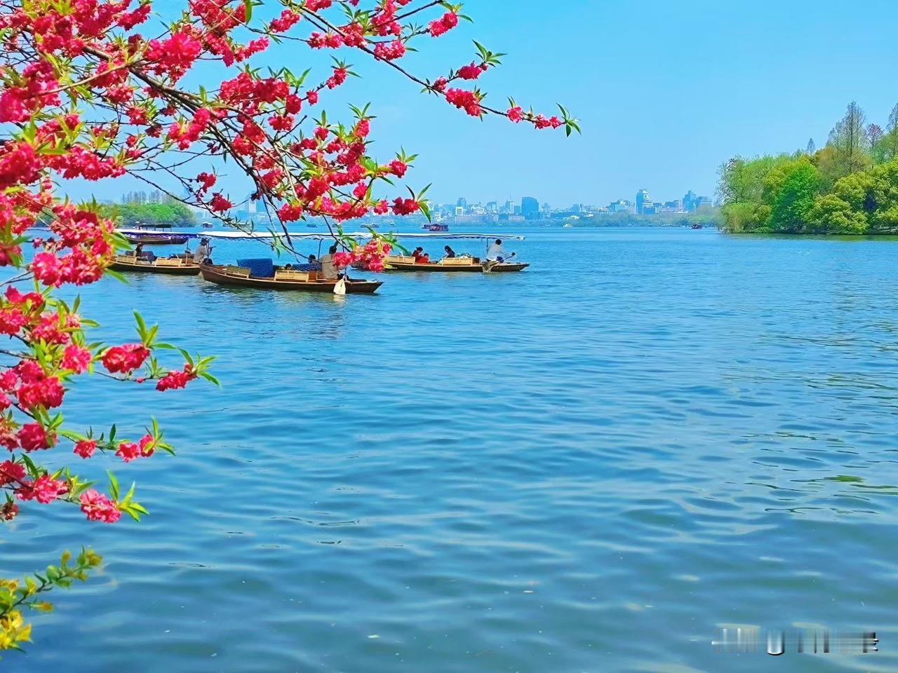 我的下联是：绿水引诗情。