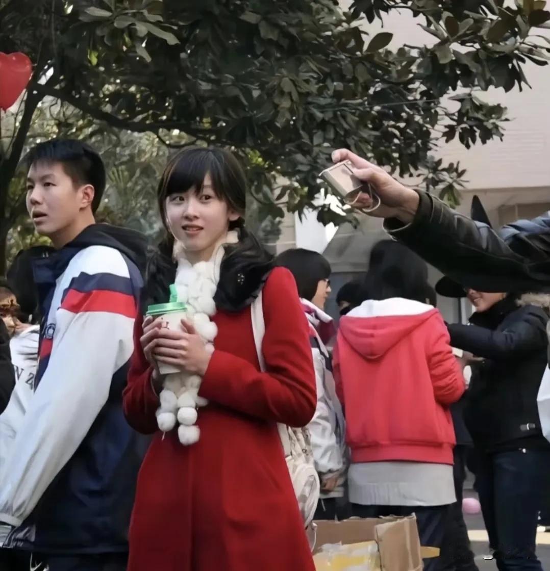 章泽天十年前的这个穿搭，明明就是精致小公主的打扮，却有人说，她的这个打扮很土，土