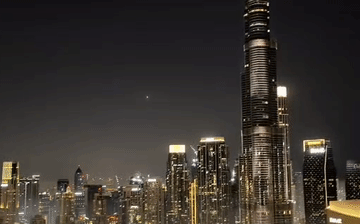 导弹在迪拜的夜空中飞来飞去，夜幕下的建筑金碧辉煌，曾经是富人的天堂，全世界的旅游