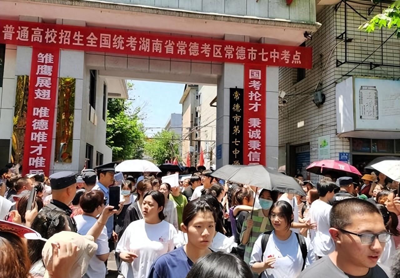 2026高考第一天，三个荒诞现象接连上演，爸爸穿旗袍只是开胃菜



六月里的天