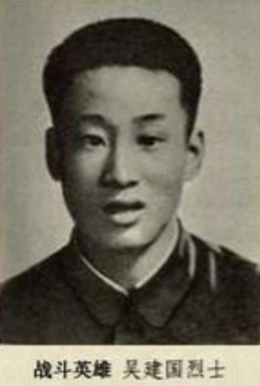 他身中 8 弹倒在血泊里，越军军官弯腰去捡他的枪。突然，这个入伍才 62 天、还