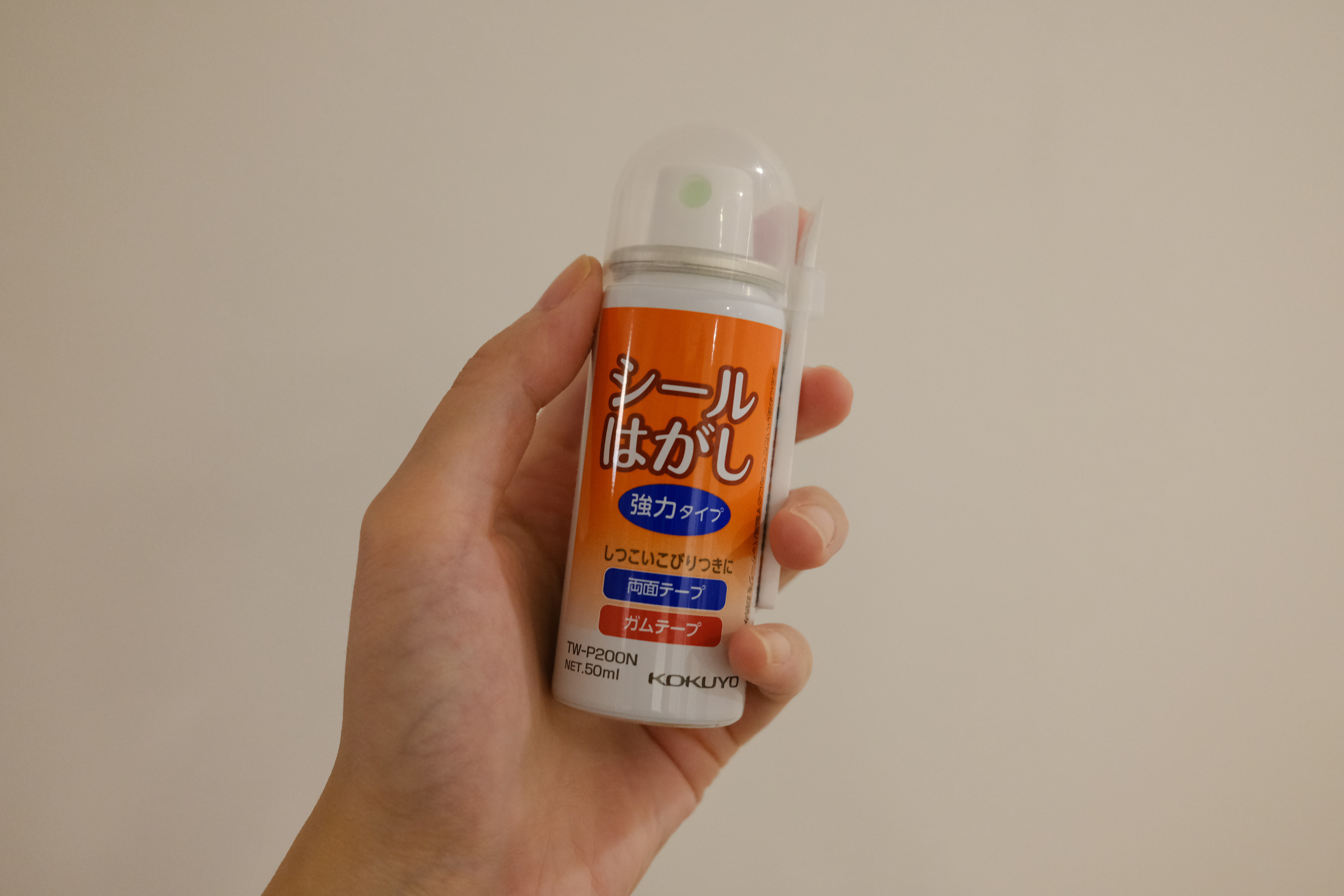 [苦涩]除胶喷雾好好用啊。因为猫一直抠门，在门上贴了防猫贴纸，撕下来就发现全是胶