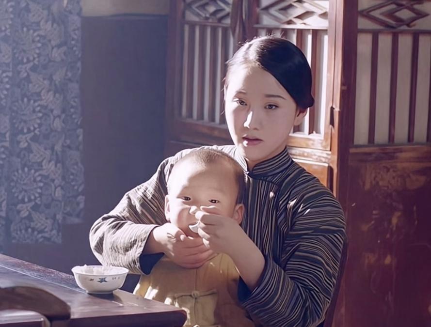 男人刚回到家
就直接走到空水盆面前，
做出了洗脸的假动作， 他这一反常的举动也瞬