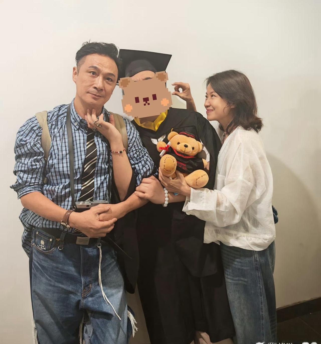 吴镇宇儿子费曼于2026年7月28日晒出高中毕业照，并配发长文自曝小学时期曾遭受