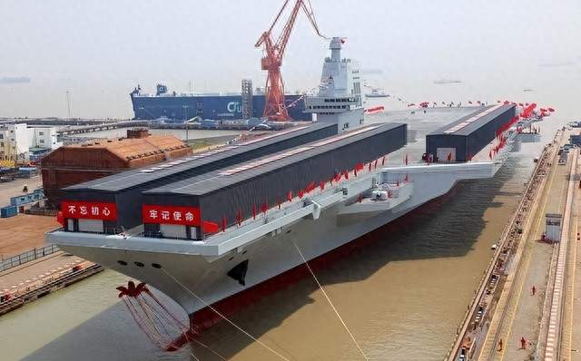 8万余吨的福建舰，级别有多高？你看舰长、政委的军衔就明白了