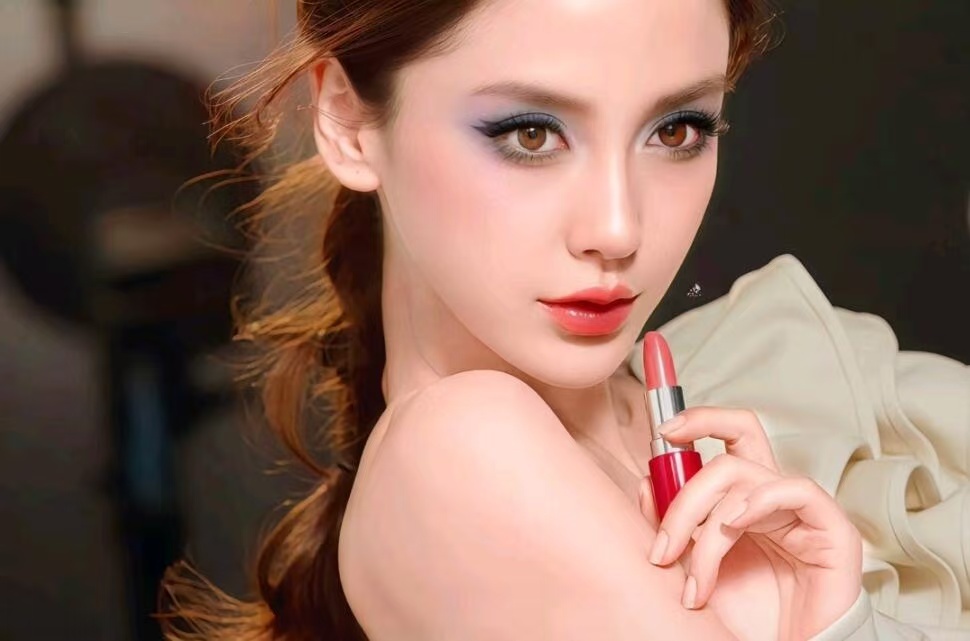 谁懂我的震撼…完美骨相，好张扬的眼影好美再给我十年都不敢这么画 Angelaba