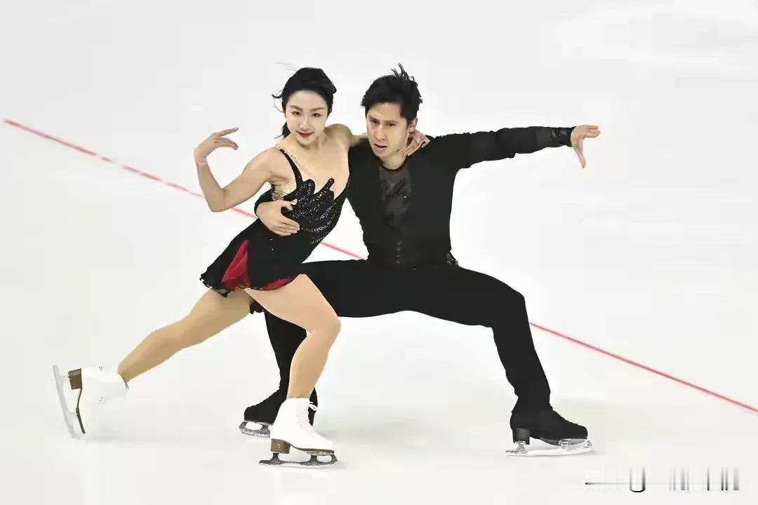 在哈尔滨进行的全国花样滑冰锦标赛结束了双人滑短节目比赛，复出的北京冬奥会冠军隋文