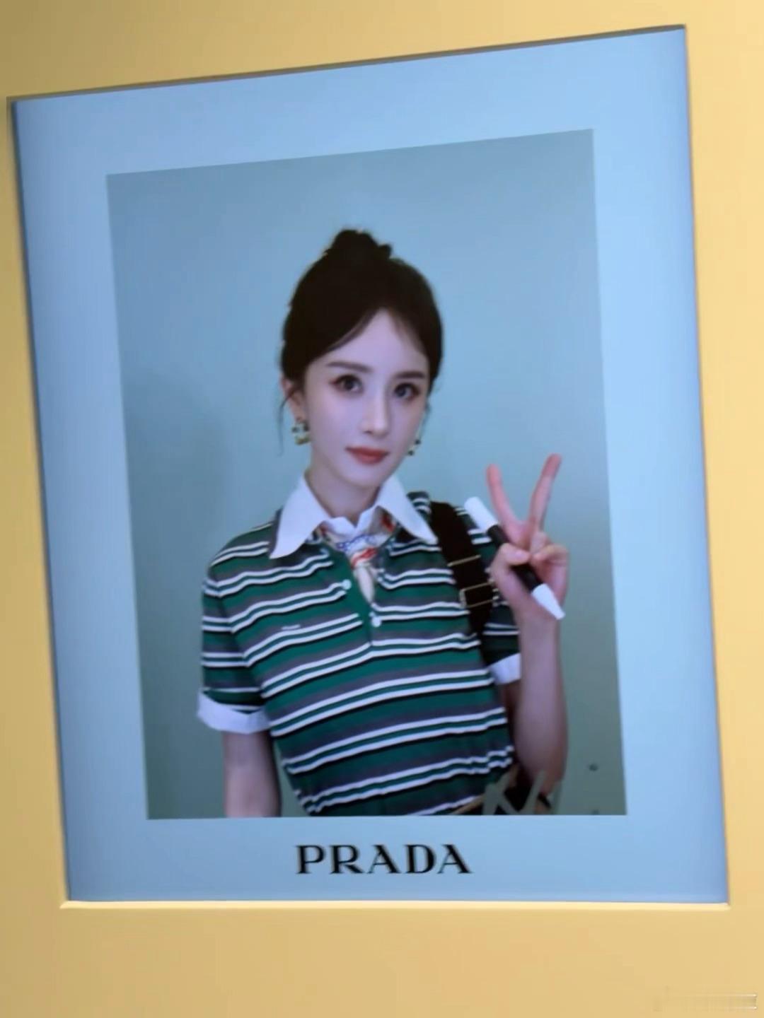 Prada深圳湾万象城精品店绿色条纹衫这套好绝，俏皮里带点随性，随性里又有高级感