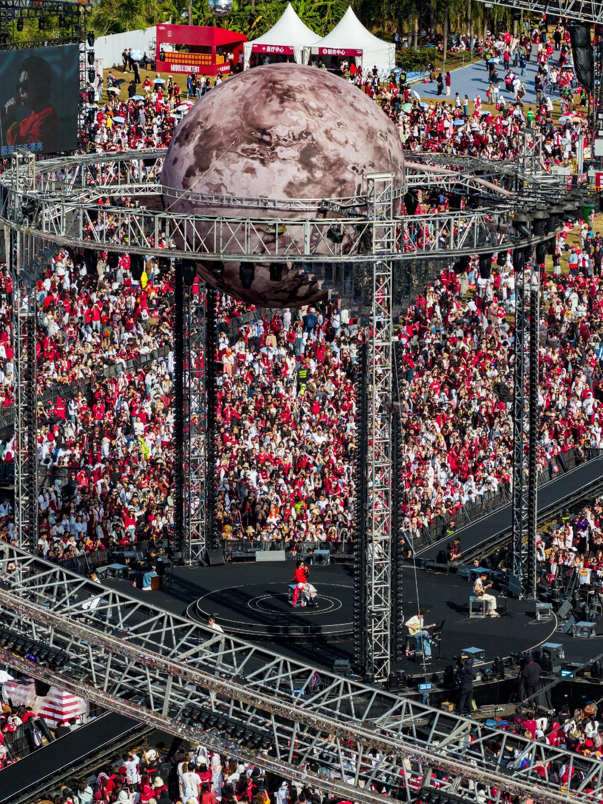 华晨宇海口演唱会现场，乌泱泱的全是人，场场都这样，也是神了，走哪带动哪经济！ 