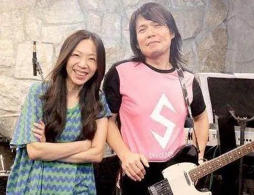 一次节目，主持人问伍佰：“为啥结婚14年，你却不要孩子。”伍佰淡然一笑，一句话震