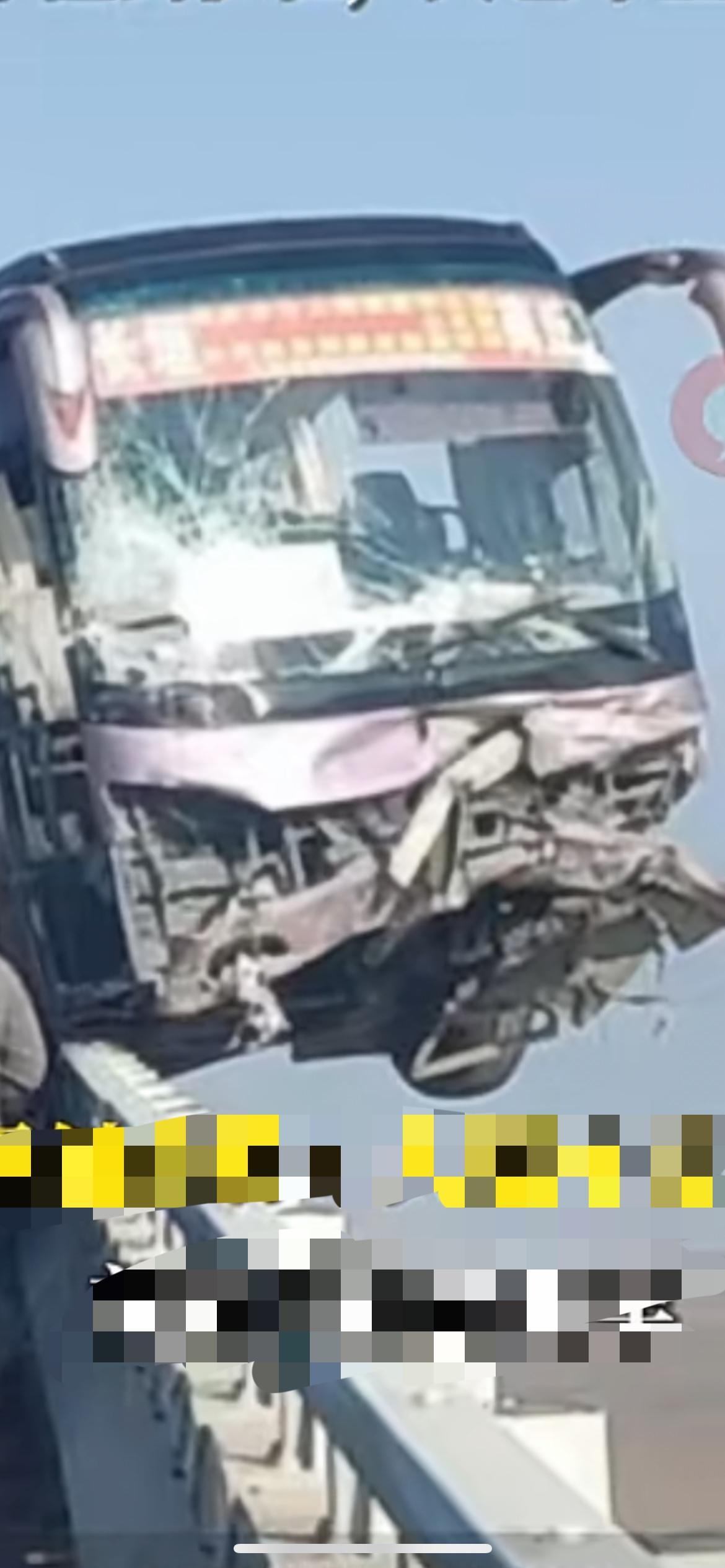 1月2日开封黄河大桥发生多车追尾，一大巴车撞出护栏险坠桥，十分惊险，大巴车老板：