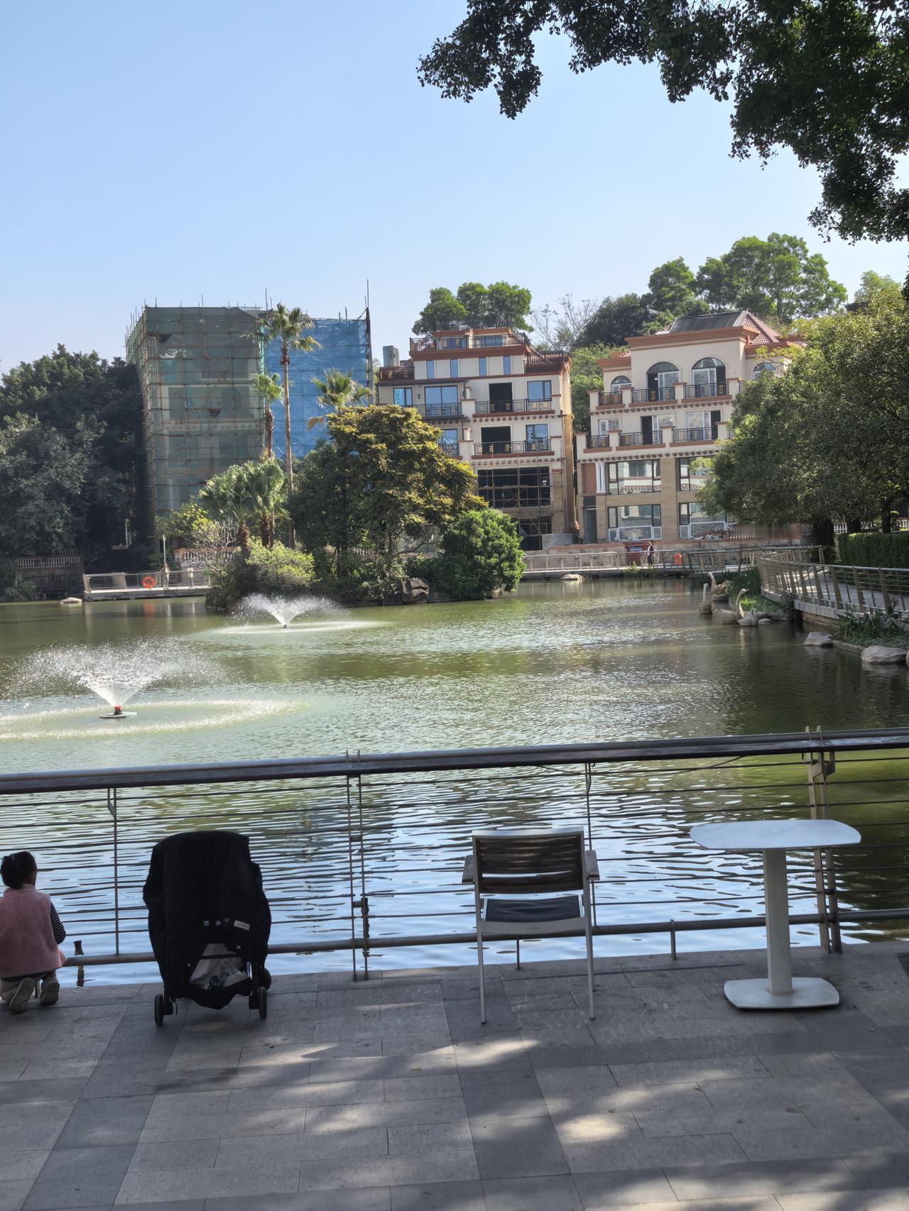 分享一张最近随手拍的照片这不是景区公园，而是一个小区。小区有这么美的人造湖，实属