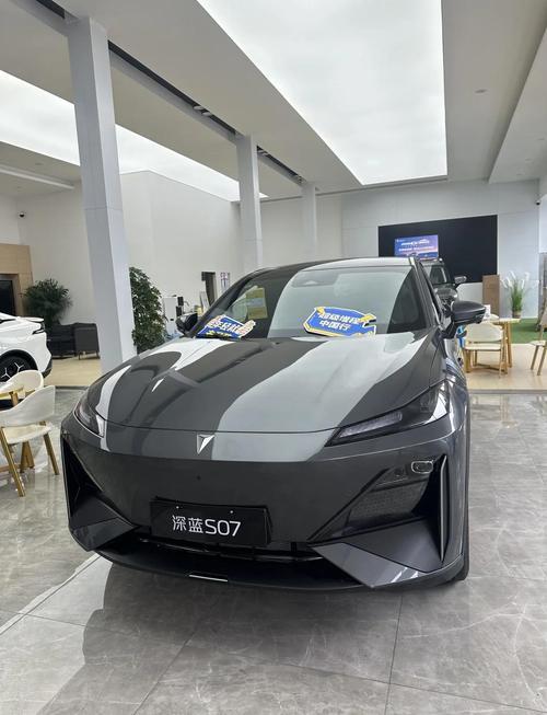 同学告诉我，他如果买车晚半年一定买个纯电或者混动车。他后来提到深蓝S07，‌这车