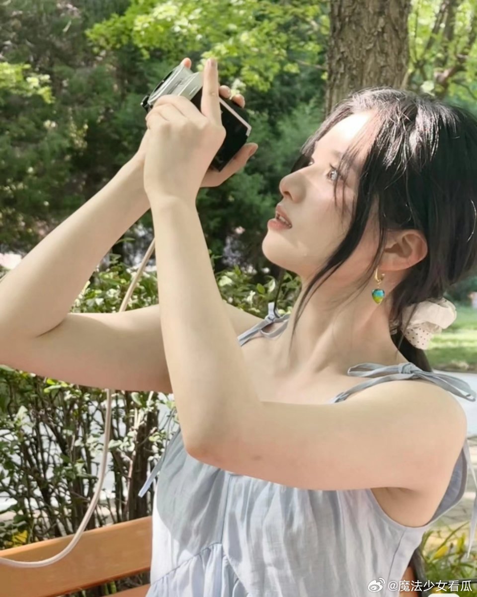 张婧仪身上的生命力真的无敌了，她不仅美而且是很有向上生命力的美，不像有的女明星虽