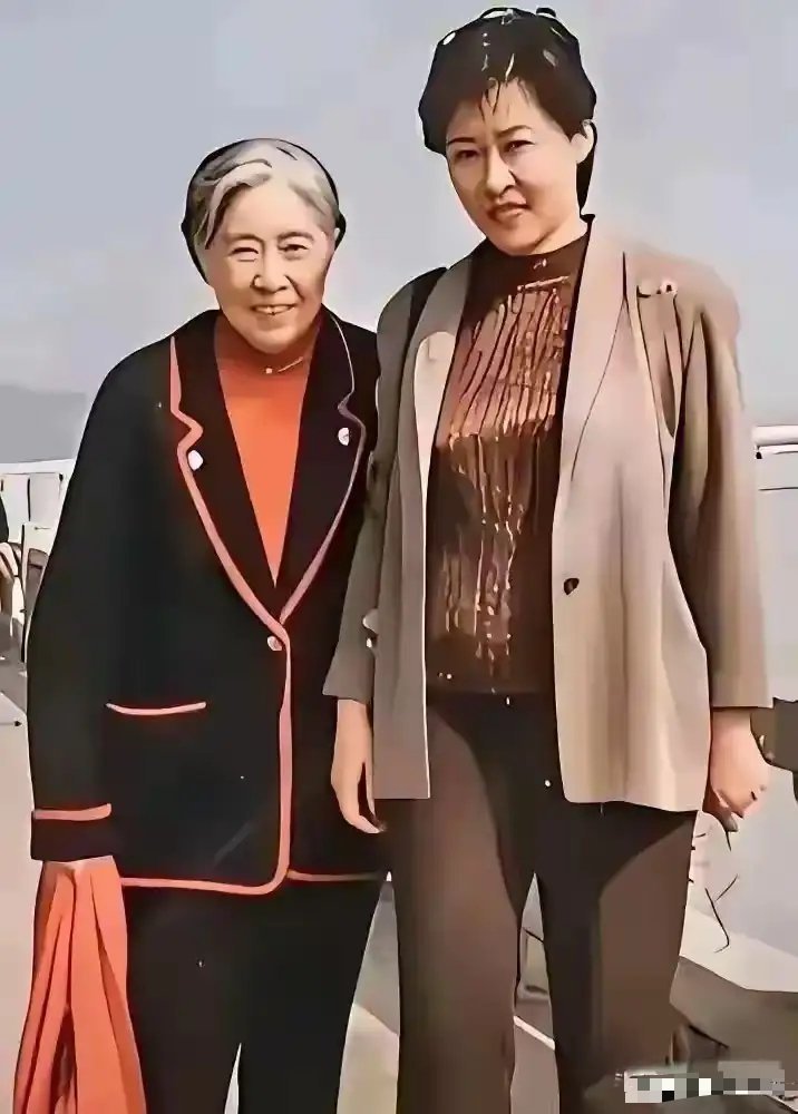 晚年的王光美与女儿刘平平的一张合影，刘平平端庄大气 