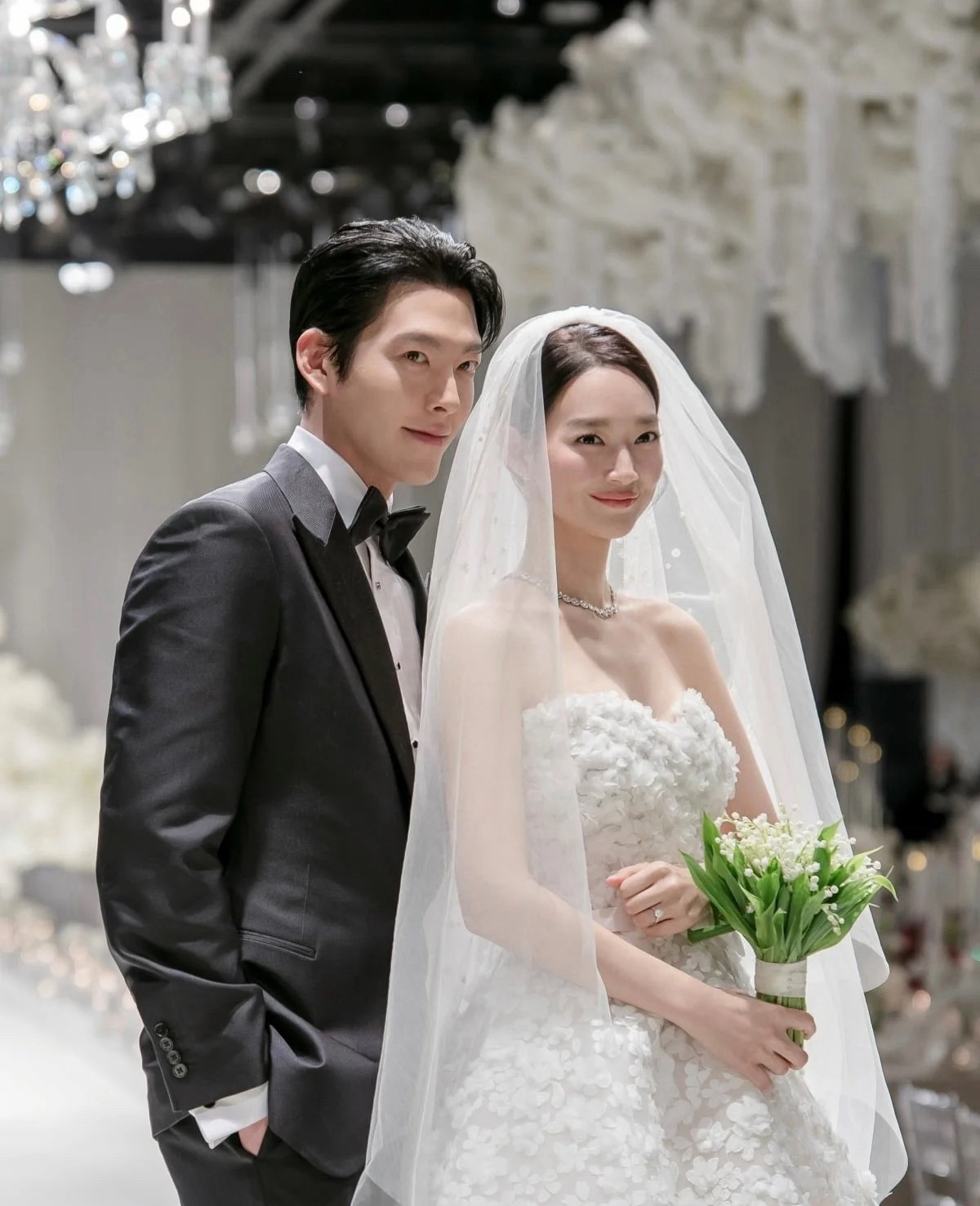金宇彬、申敏儿婚礼现场照片，两人站在一起美得像幅画