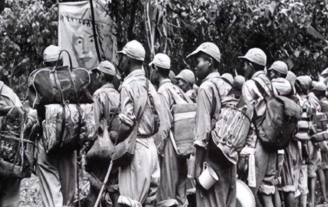 1950年，500多敌军突然出现，炊事员看到着装，做出一个冒险决定。
 
这名炊