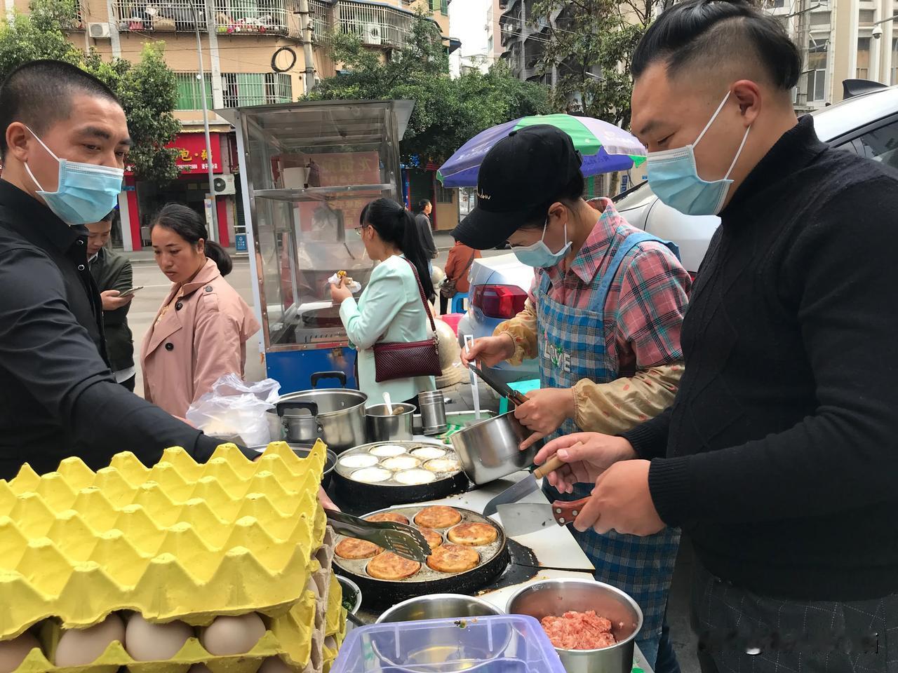 重庆又下雨了天雾蒙蒙的空气很湿润，
昨天帮忙老婆饼真是累糟了，关键就是她这个老婆