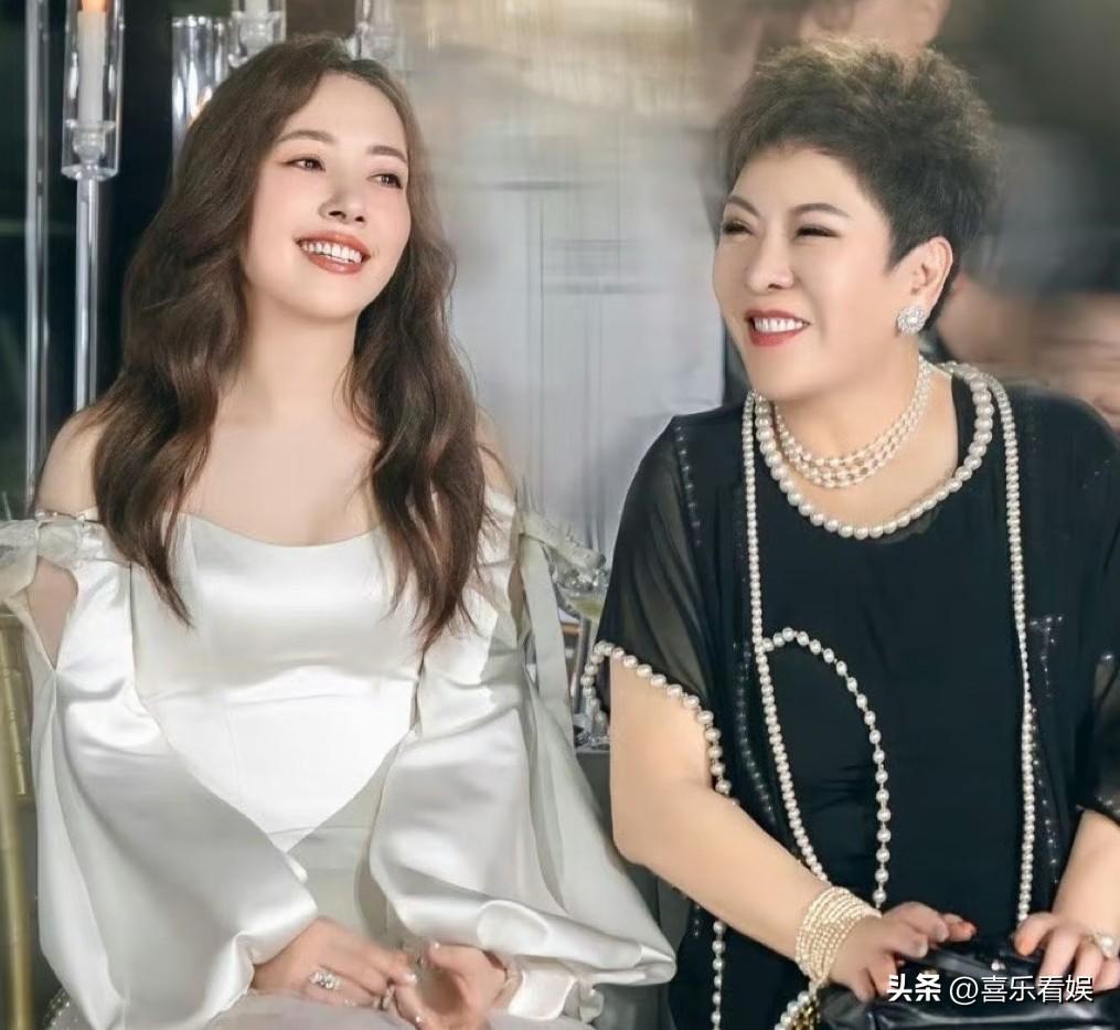 向太，是真的很满意郭碧婷这个儿媳妇！
 
7月12号，向太陈岚又冲上热搜，这回不