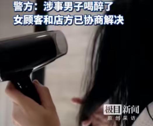辽宁，女子跟朋友去洗浴店消遣，洗完澡之后女子一丝无挂，突然有个男子闯进来，盯着两