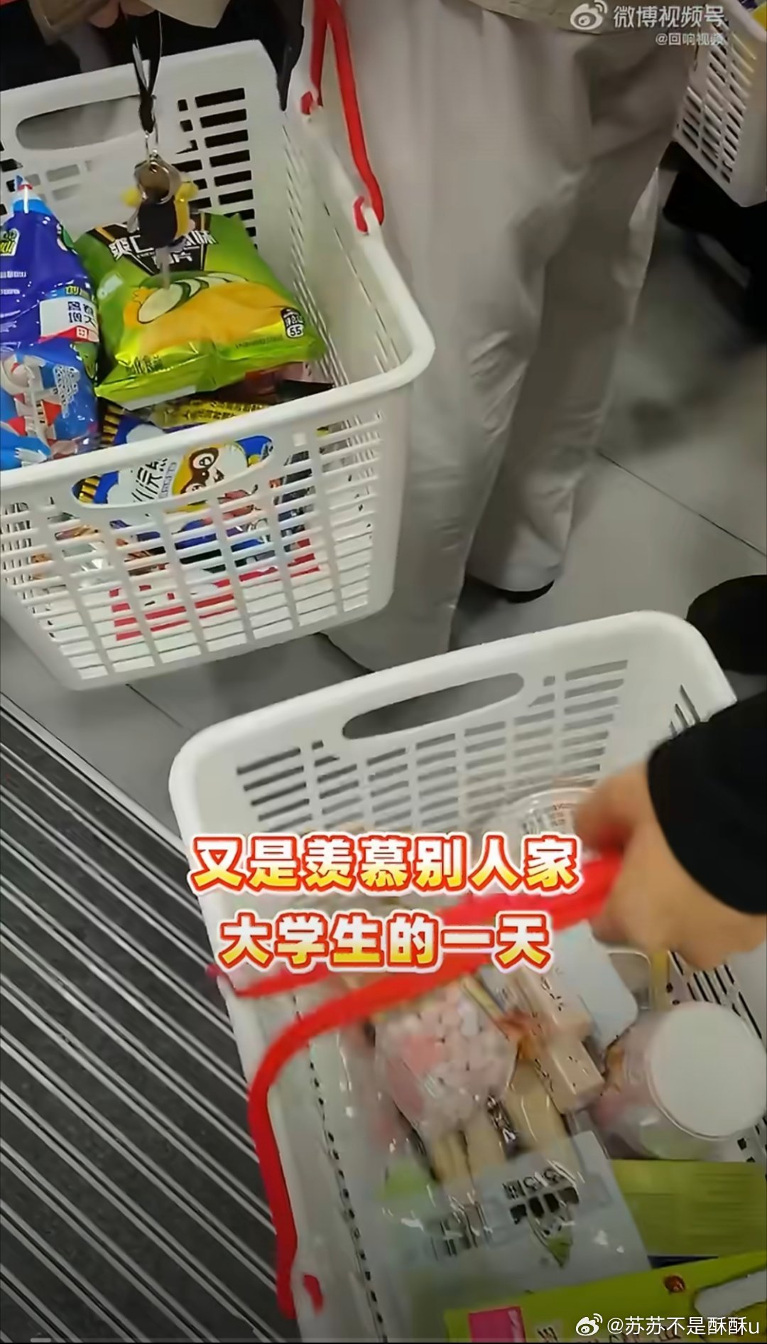杭州一零食店遭大学生强势搬空 杭州下沙这家零食店火了！大批大学生扎堆扫货，货架很