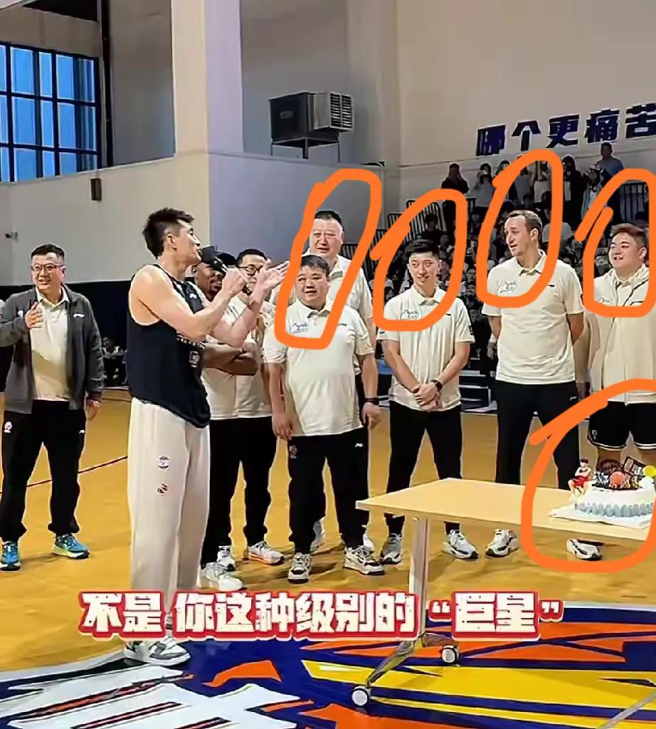 看，队友们的小眼神！艾伦这是在干嘛？真有“凝聚力”呀，把队友们的“心”全部“打动