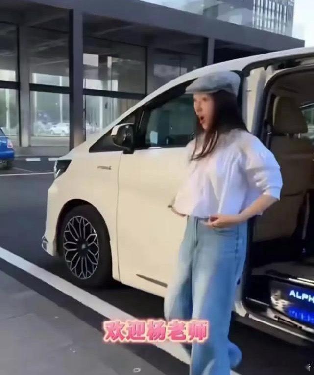 54岁的杨钰莹现身南昌，白上衣配牛仔裤，打扮时髦得很。这状态哪像这个年纪，简直逆