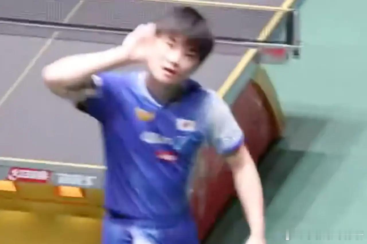 挑衅？中国观众喊争议言论 张本智和把手放耳朵上：你们再大点声 12月3日晚间，2