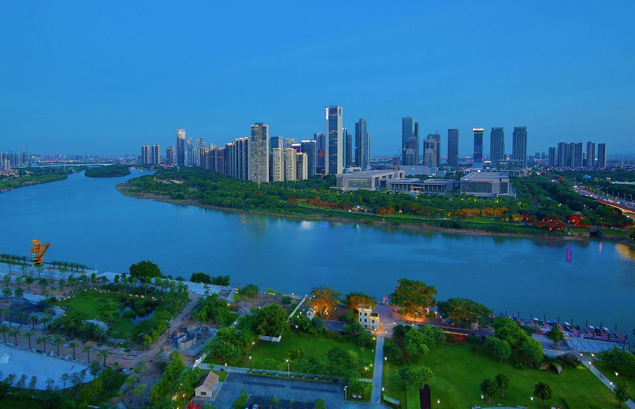 佛山新城，中欧中心更名为“佛山市民中心”，佛山市委全会今天在此召开，接下来几个月