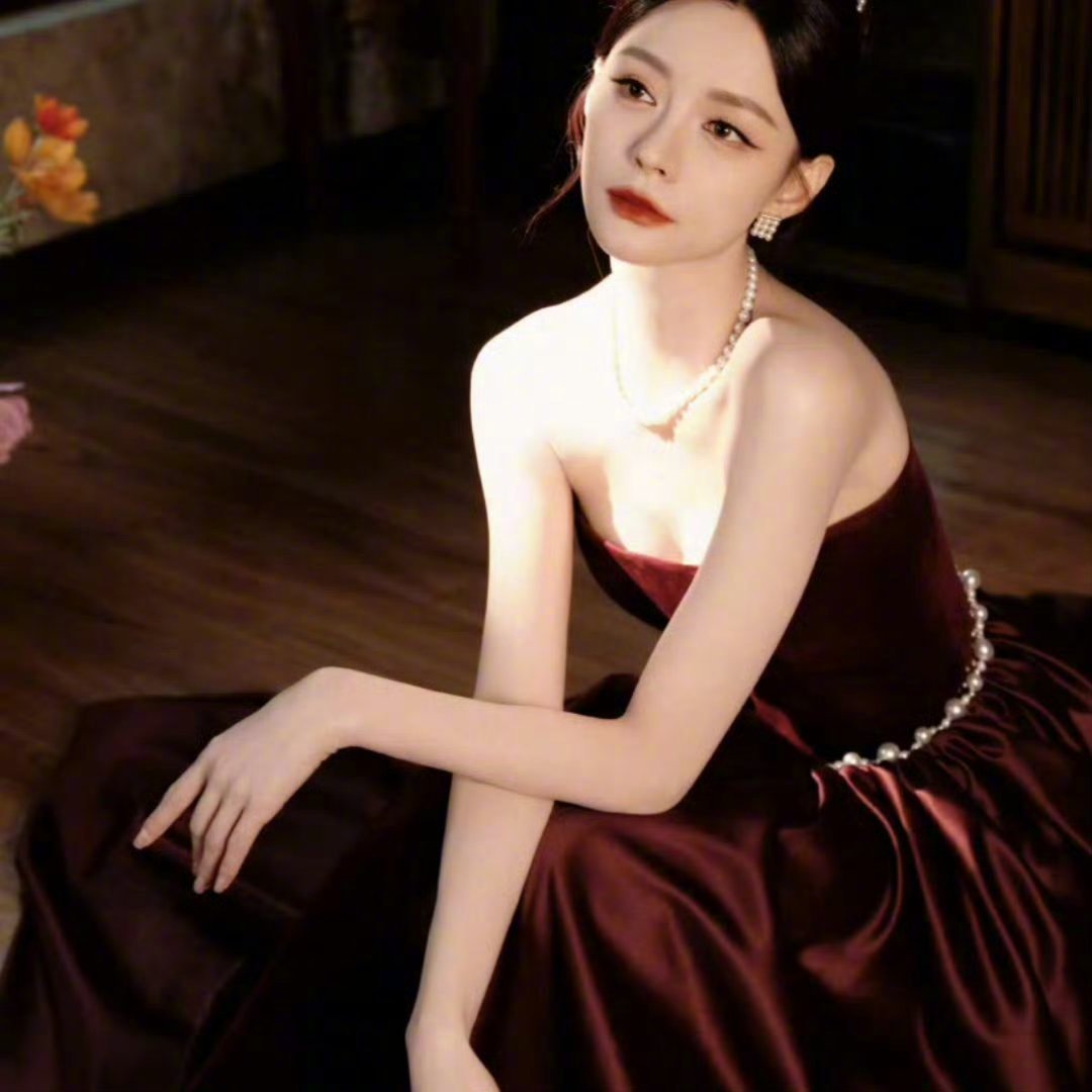 沈梦辰又美了 沈梦辰的颜值真的是被低估了！往年直播截图，此女笑起来眉眼弯弯，红唇