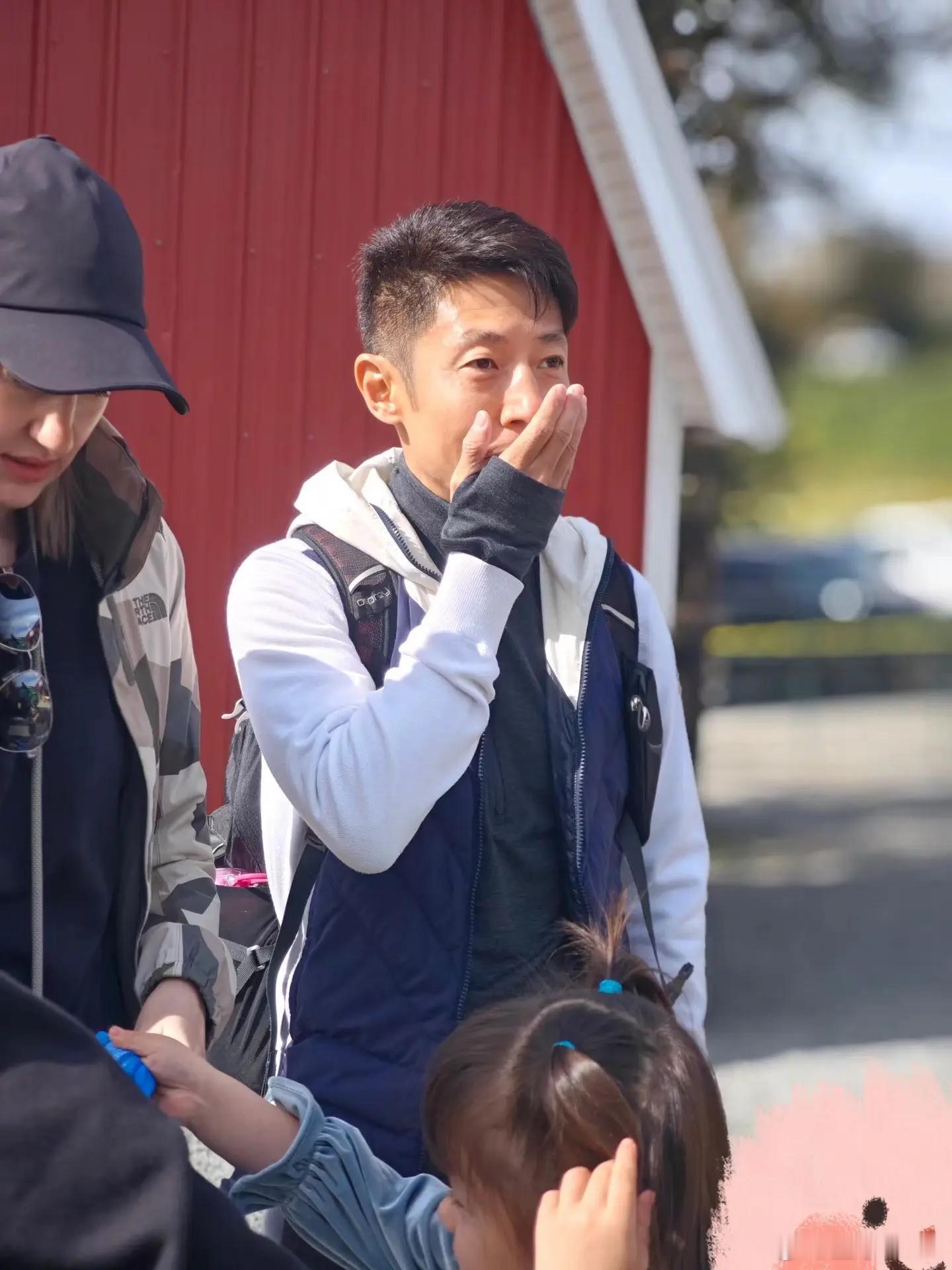 #撒贝宁一家四口温哥华度假# 有网友在温哥华看到撒贝宁一家四口，撒贝宁很友善，还