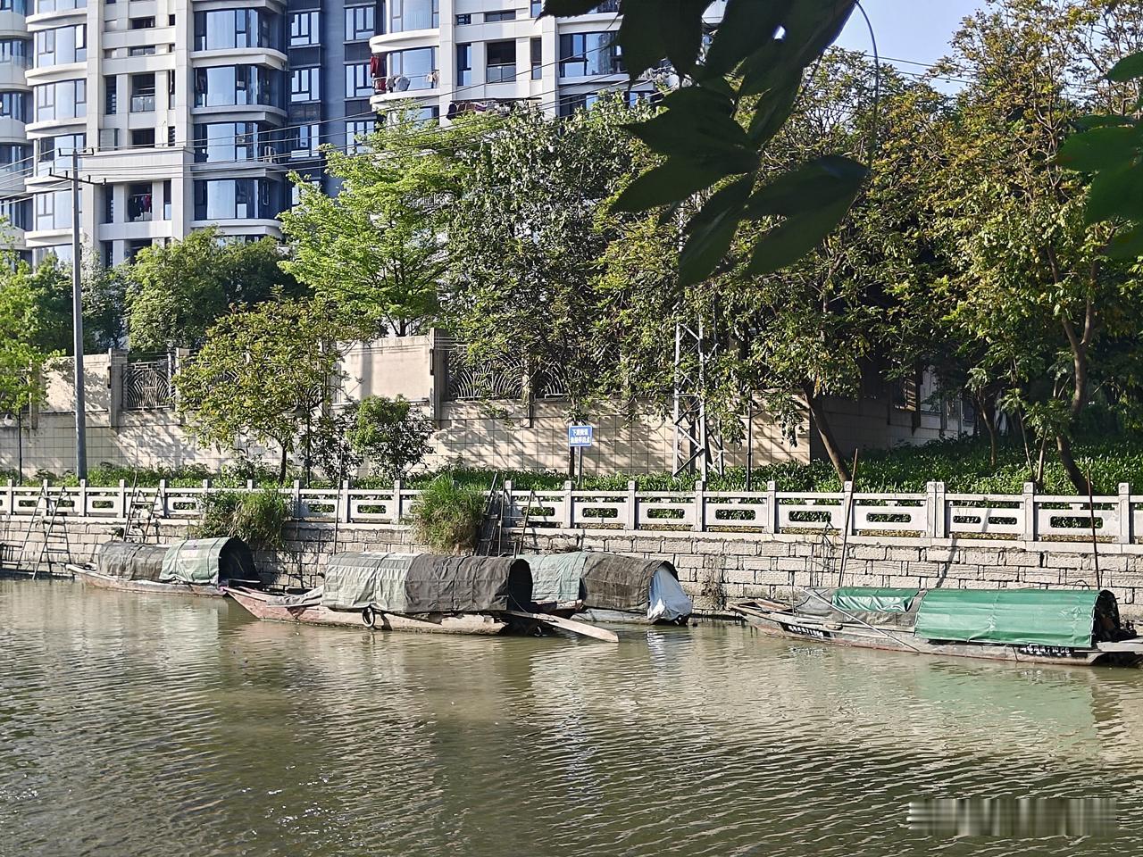 福州街头每一处都是风景，内河停着渔船像旧时光。