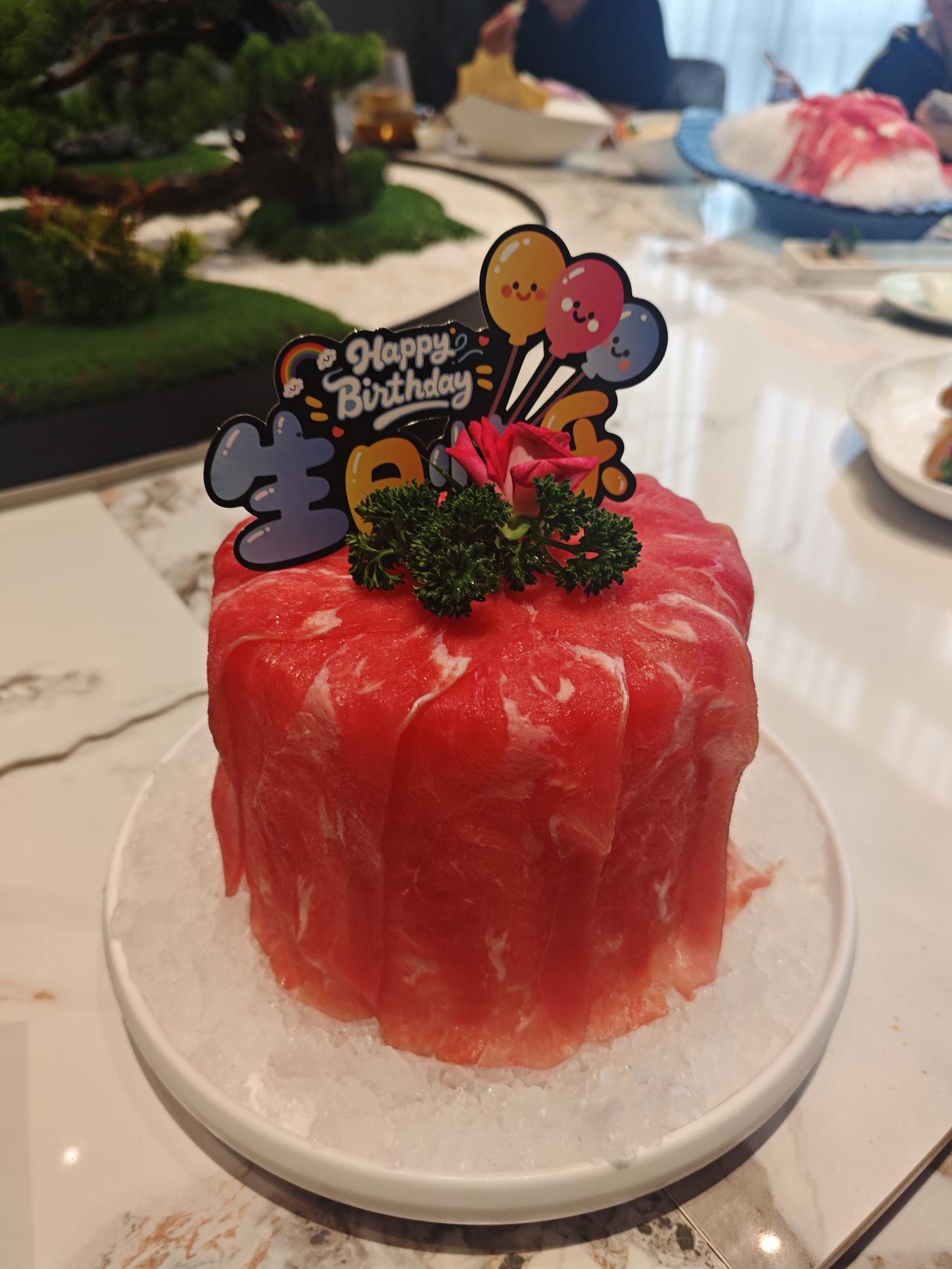 火锅生日宴

昨天，大姐的生日，外甥女为妈妈安排了一场火锅生日宴，希望妈妈在这本