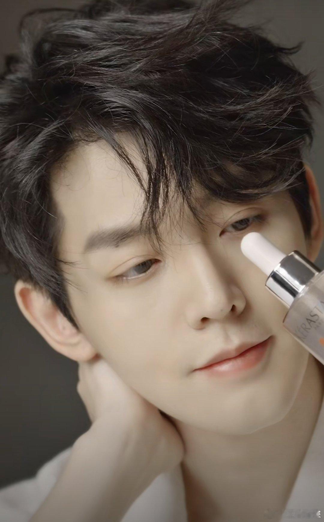#邓为看个瓶子都深情#真受不了了这男人看个瓶子都深情[苦涩]看个瓶子都拉丝谁懂[