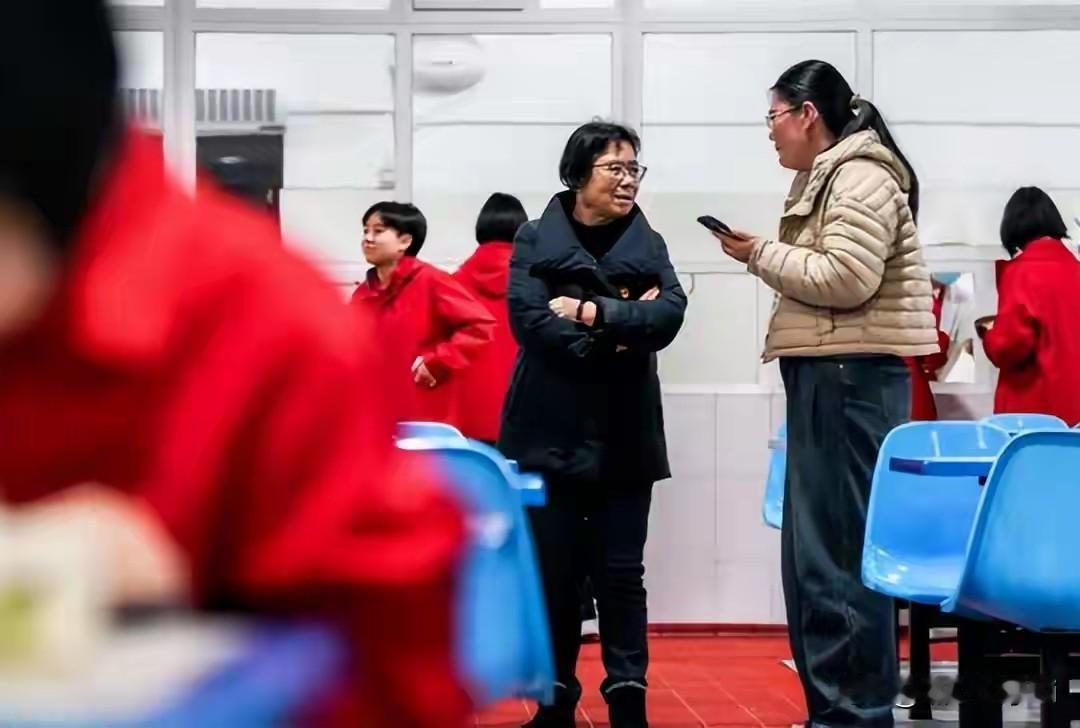 张桂梅老师说，给大家拜年了。谢谢全国人民，谢谢大家对我的关心！对孩子的爱戴！对孩