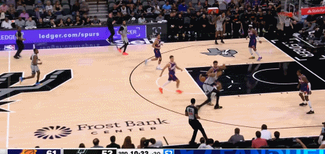 予取予求！太阳四人竟是拦不住文班！
在今天NBA常规赛马刺对阵太阳的第三节比赛中