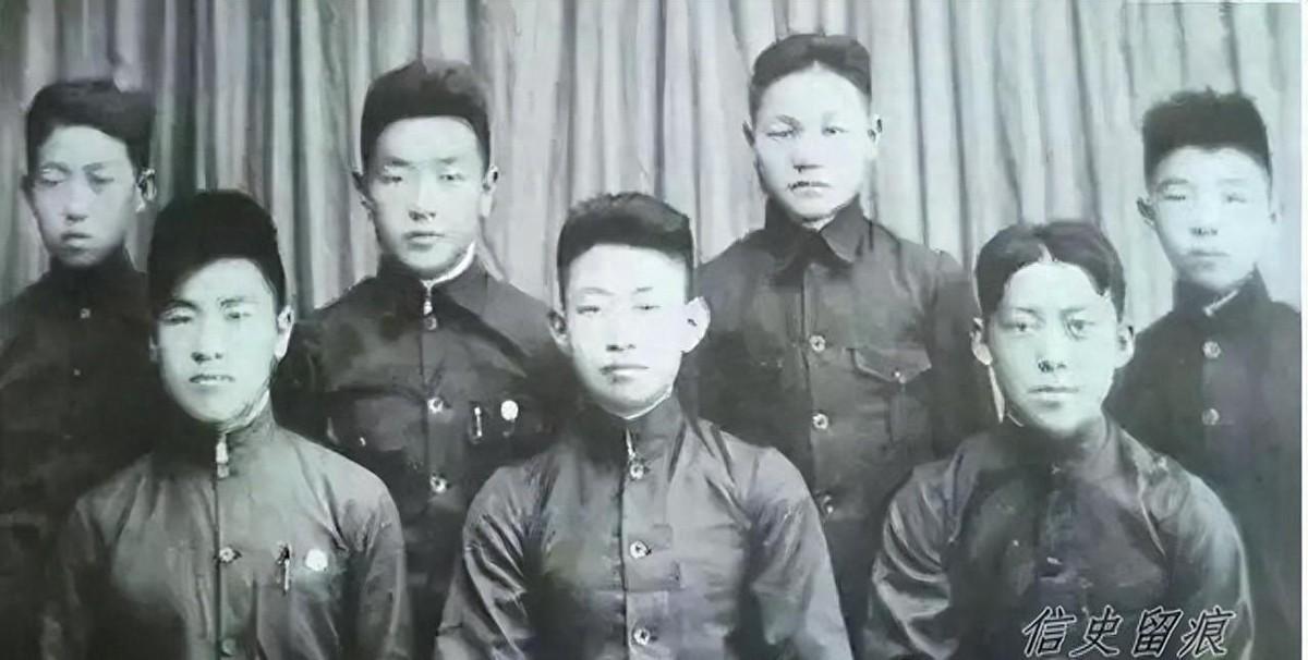 一张小学同学的合影，二十年后竟迎来三位开国大校，其中还有亲叔侄同榜上名！
193