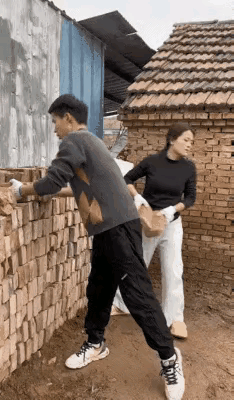 没坚持住！
笑就是看热闹，有幸灾乐祸的嫌疑，憋着不笑，是真的难受，本是件应该哈哈