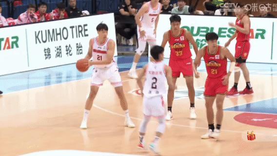 上半场打完，广东45比37领先深圳。
还是那句话，夏联的输赢和分差不重要，别太离