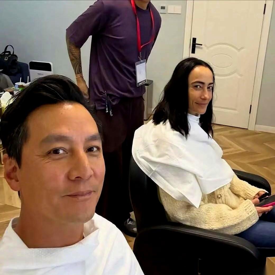 吴彦祖前脚教英语、卖咖啡，后脚他老婆Lisa也宣布复出。
网上瞬间就炸了，风向出