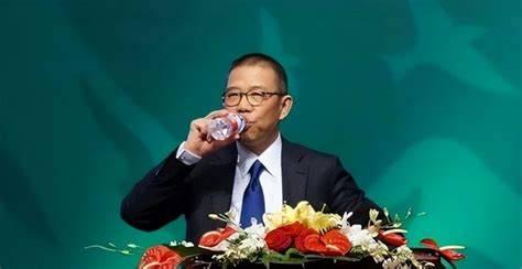 钟睒睒说，农夫永远是中国公司，继承人不会是他儿子。他决定向杭州市政府捐款400亿